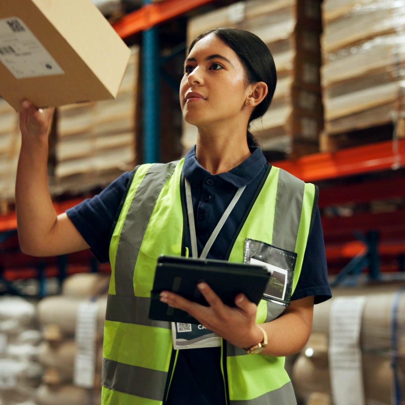 img10 Addetta al magazzino che controlla i pacchi